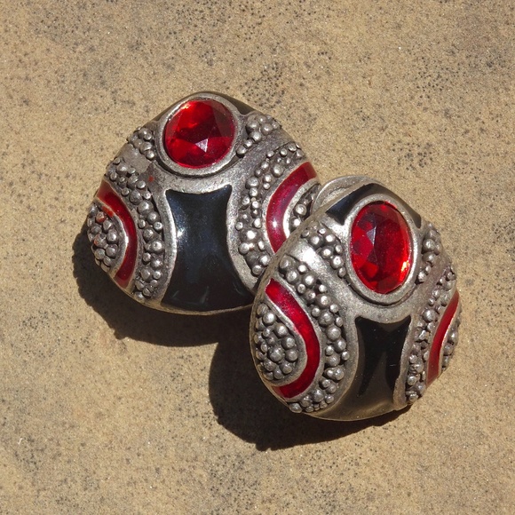 Vintage Clip On Silver Tone Shield Black & Ruby Red Jewel Statement Earrings - Picture 7 of 8